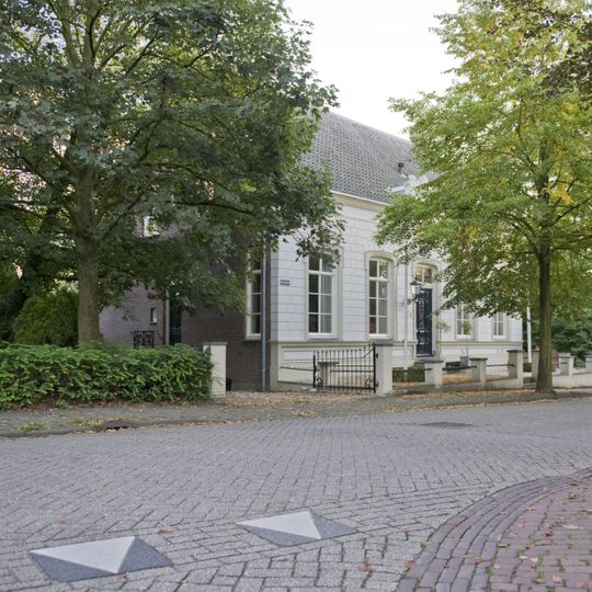 Woonhuis, aan de dijk gelegen, aan het einde van de Meliestraat