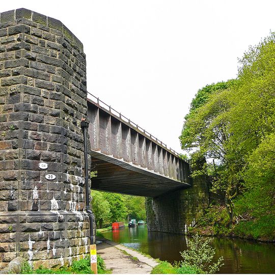Railway bridge MVN2/124 over Rochdale Canal