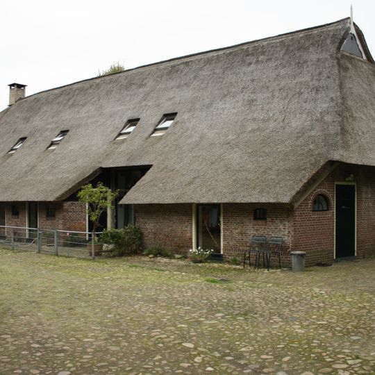 Boerderij met zijbaander, veeschuur en hooischuur