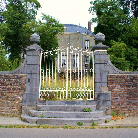 Kasteel Borgharen: tuinmuur met pilaren en hek