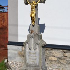 Kříž před kaplí v Hladově