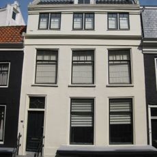 Dwarshuisje met pothuis, gepleisterde gevel