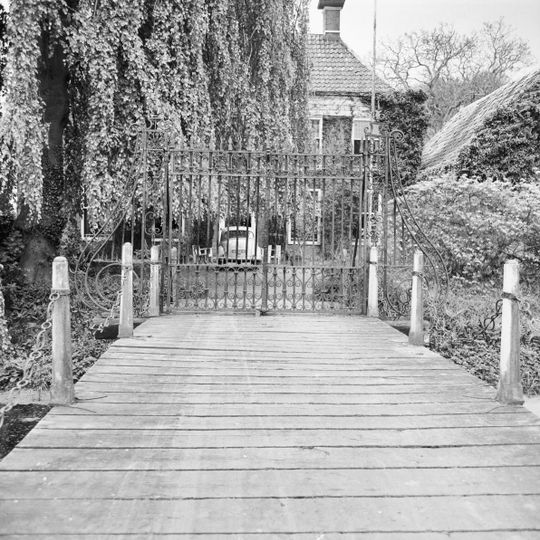 Huis te Glimmen, houten brug met hek