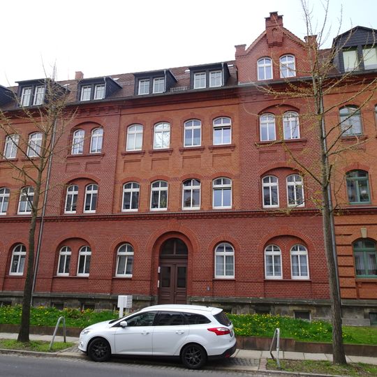 Mietshaus in geschlossener Bebauung mit Vorgarten Margaretenstraße 39