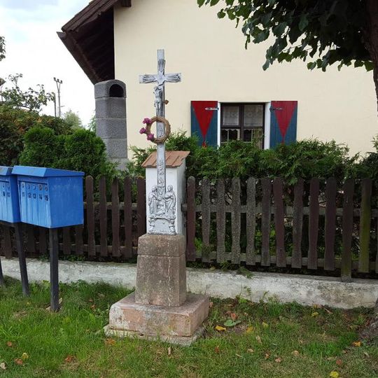 Kříž v Bykoši u silnice na Všeradice