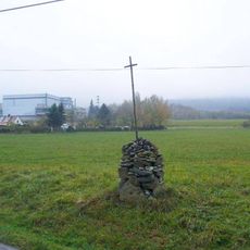 Kříž u rozcestí ke koupališti v Kamenickém Šenově