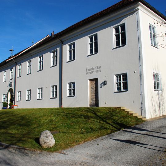 Ehemaliges Propsteigebäude, jetzt Gemeindeverwaltung, Forstamt und Gaststätte