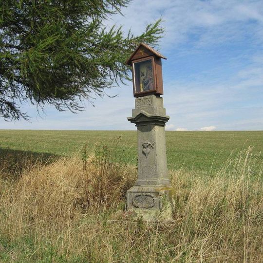 Sloupová kaplička u místní komunikace jižně od rozhledny Val