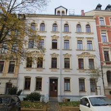 Mietshaus in geschlossener Bebauung mit Vorgarten Andréstraße 3