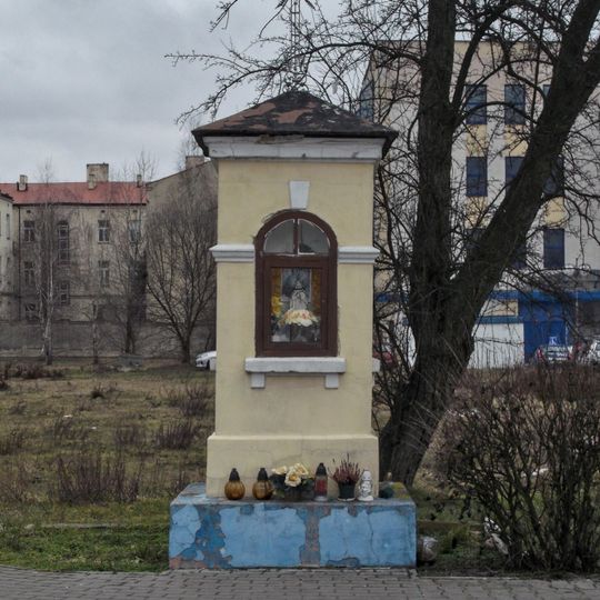 Kapliczka przydrożna przy ul. Batorego 4 w Piotrkowie Trybunalskim