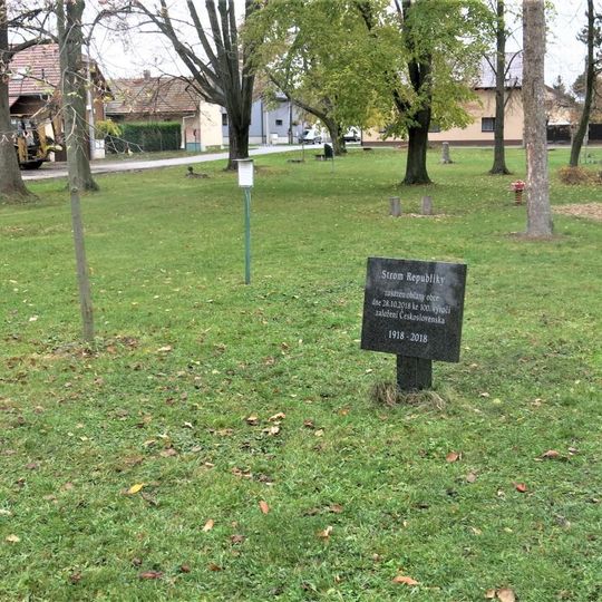 Pomník stromu Republiky v parku v Nádražní ulici v Hovorčovicích