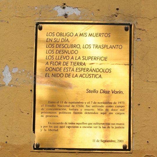 Placa recordatoria en Monolito del Estadio Nacional