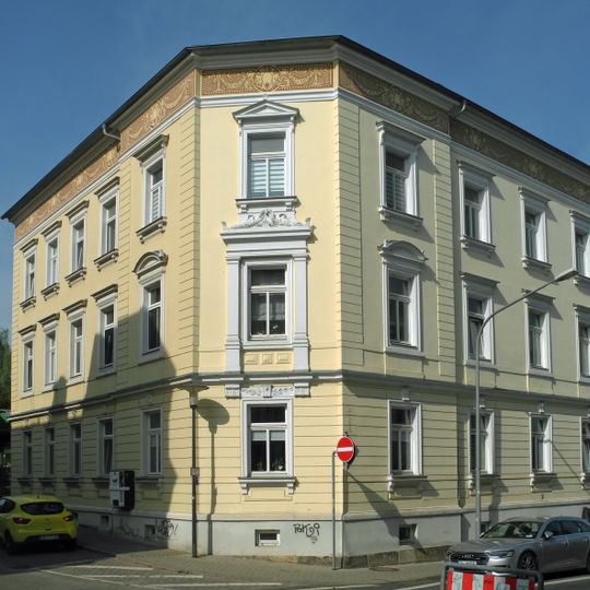 Mietshaus in offener Bebauung in Ecklage Roßweiner Straße 4