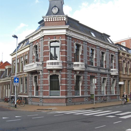 Herenhuis in rijk versierde eclectische bouwstijl