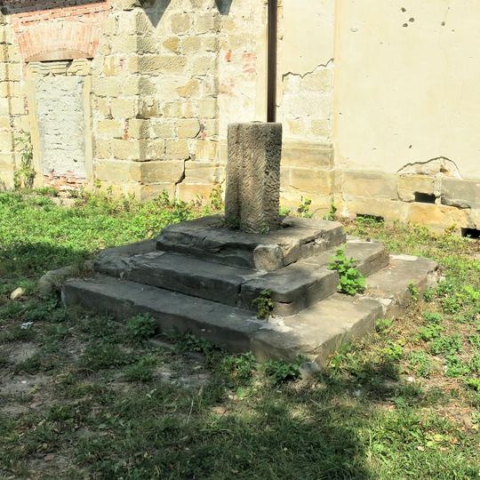Sokl zaniklého sloupu u kaple svatého Jana Nepomuckého v Sloupu