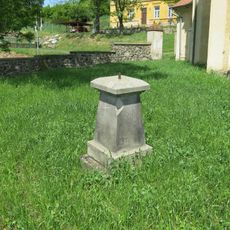 Kříž u kostela v Úhošťanech