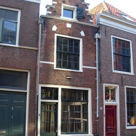 Pand met smalle trapgevel, eindigend in halfrond bovenstuk