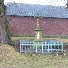 Kříž na návsi v Hořenicích