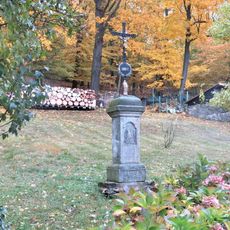 Kříž u domu 494 v Zadních Nezlech