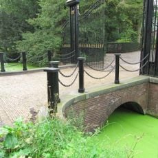 Landgoed Dordwijk:: boogbrug met toegangshek