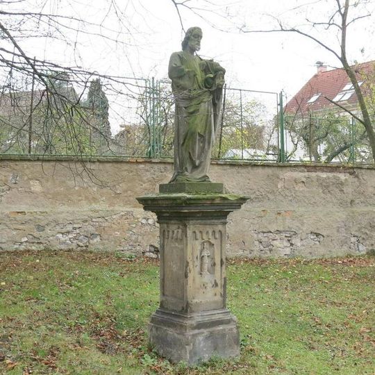 Socha svatého Tadeáše za kostelem v Čížkovicích