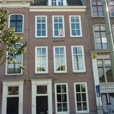 Pand met eenvoudige gevel met opschrift 1708, deuromlijsting met pilasters