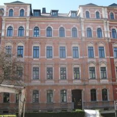 Mietshaus in geschlossener Bebauung mit Vorgarten Josephinenstraße 13