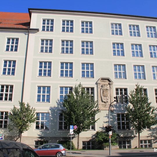 Ehem. Volksschule, jetzt Mittelschule an der Implerstraße