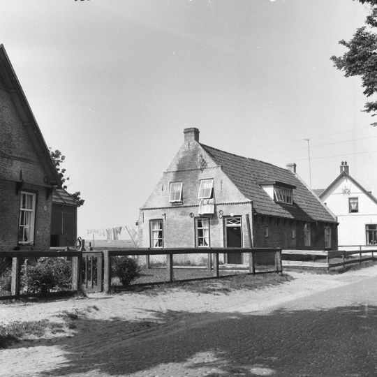 Karakteristiek dubbel Amelander huis onder zadeldak tussen topgevels