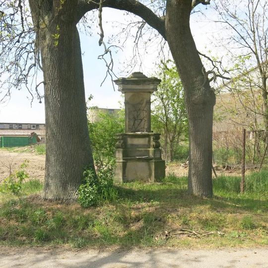 Výklenková kaplička východně od zemědělského areálu v Chotětově