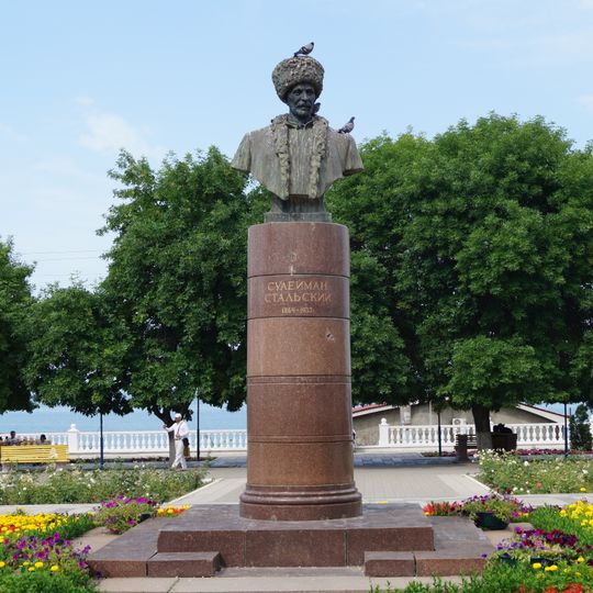 Могила поэта Сулеймана Стальского