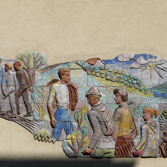 Majolikarelief Wandernde Jugend