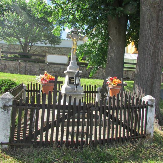 Kříž u hasičské zbrojnice v obci Doupě