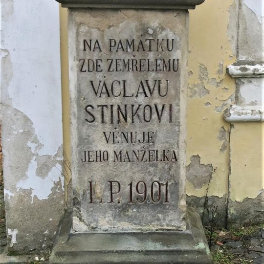 Kříž u kaple na návsi v Chodči