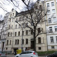 Mietshaus in geschlossener Bebauung mit Vorgarten Orthstraße 10