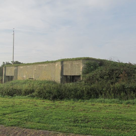 Kazemat VI (kanonkazemat met op de beganegrond twee kanonkamers, manschappenverblijf, twee veld-affuit-opstelruimtes.