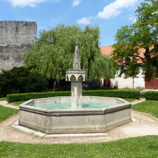 Kašna na nádvoří hradu Bítova
