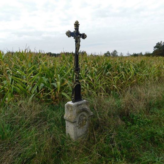Kříž u silnice mezi Lhoticemi a Viticemi