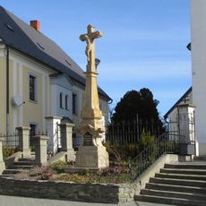 Kříž v Senici na Hané před kostelem