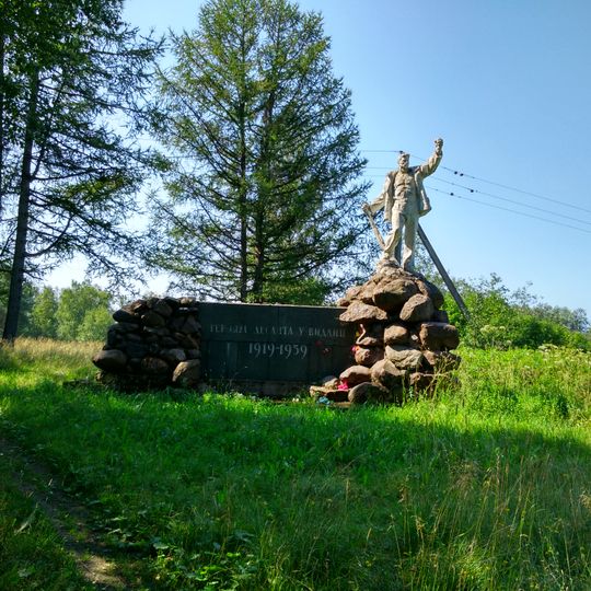 Памятник героям, участникам десанта у Видлиц 1919 года - статуя воина-матроса