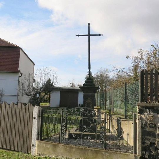 Kříž ve Školní ulici v Loučné u Lomu