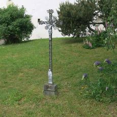 Kříž před farou ve Velharticích