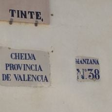 Ceramic plates at 8 El Tinte street, Chelva