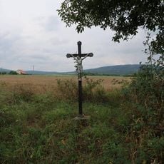 Kříž u silnice východně od Bezdědic