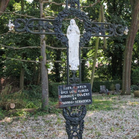 Gietijzeren grafkruis