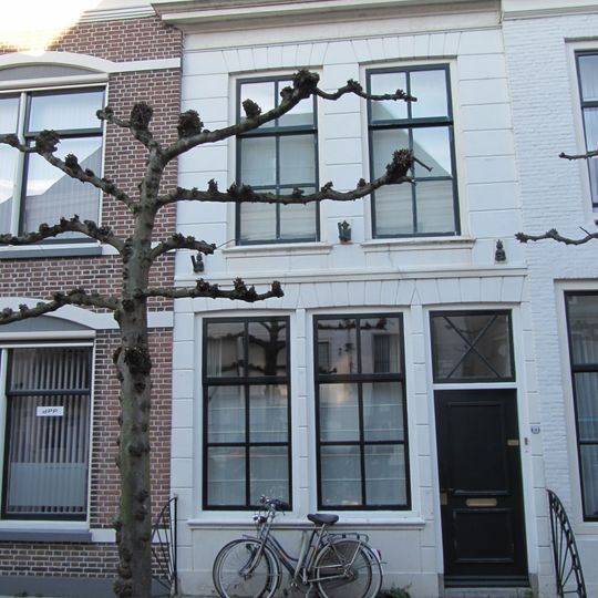 Huis met gepleisterde lijstgevel