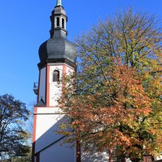 Sachgesamtheit Trinitatiskirche und Kirchhof Zwönitz mit folgenden Einzeldenkmalen: Kirche (mit Ausstattung), Aufbahrungshalle, Erbbegräbnisse Trommler, Grabmal Teumer, Denkmal für die Gefallenen des Ersten Weltkrieges und Lutherstein (siehe Einze