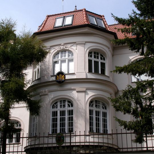 Vila a záhrada, vila