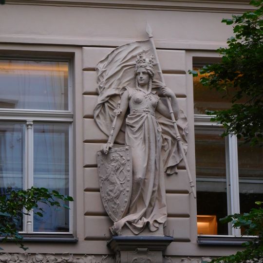 Statue of a woman at Pařížská 3