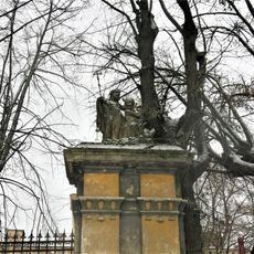 Sousoší putů vpravo u brány do zámecké zahrady v Liběšicích